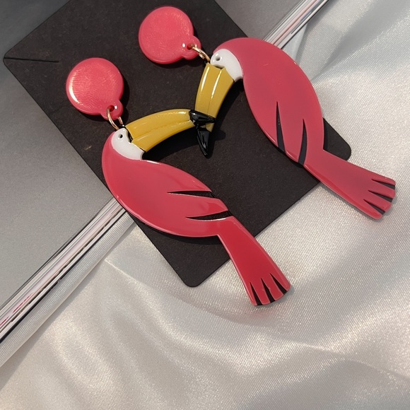 Bright Pink Statement Acrylic Toucan Bird Dangle Earrings - Picture 4 of 7